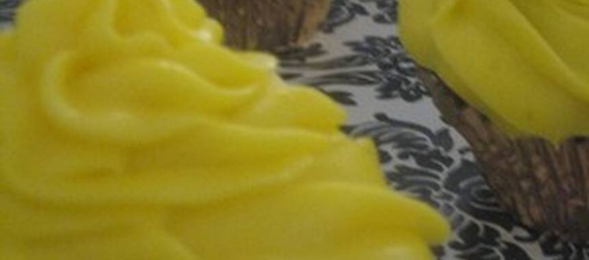 Pepparkakscupcakes med honey lemon cream cheese frosting