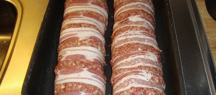 Saftig köttfärslimpa med feta och bacon