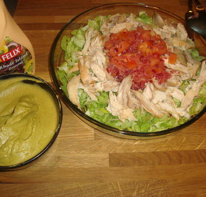 Ljummen kycklingsallad med guacamole