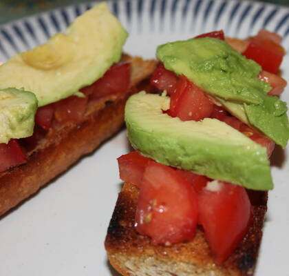 Bruschetta med tomatröra och avokado