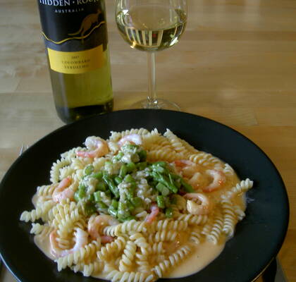 Pasta med hummersås, räkor och parmesanstekt sparris