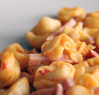 Tortellini med skinka och smaksatt creme fraiche