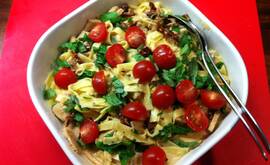 Pasta med fläskytterfile, soltorkade tomater och basilika