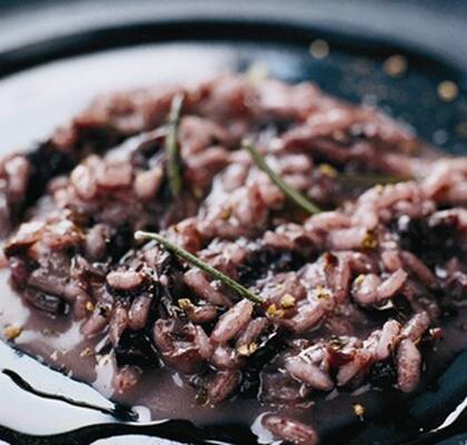 Risotto med rött vin, rosésallad och rosmarin