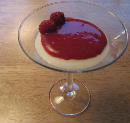 Yoghurtpannacotta med hallonsås