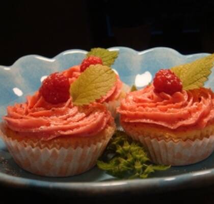 Coconut cupcake med raspberry frosting