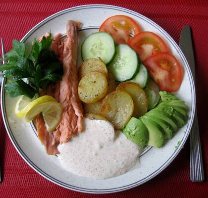 Varmrökt lax med citronstekta potatis och romsås