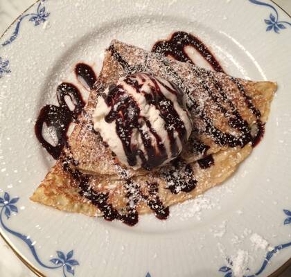 Crêpes med nutellachokladsås & vaniljglass