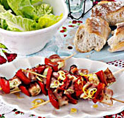 Baconlindade grillspett med örter och citron