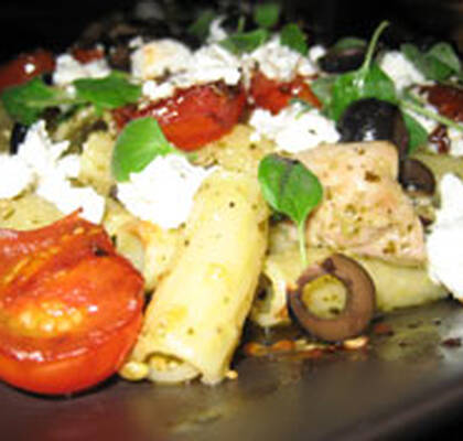 Pasta med kyckling, fetaost och pesto