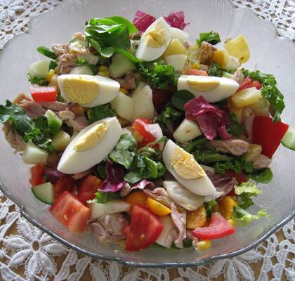 En sommarlätt kycklingsallad med skinka physalis och andra frukter