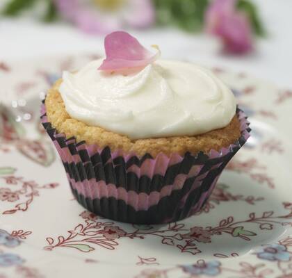 Svartvinbärscupcake med rosenblad