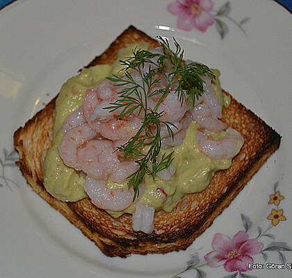 Toast med räkor, avokado och chili