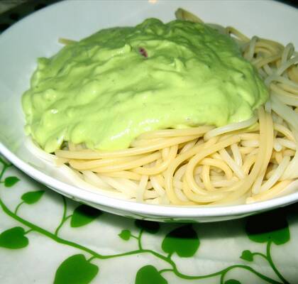 Pasta med avokado- och limesås