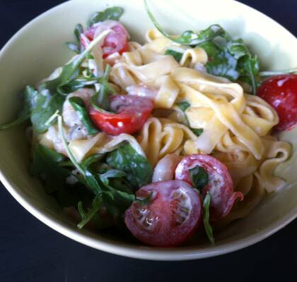 Färsk pasta med räkor och ruccola