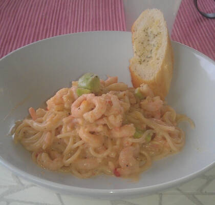 Pasta med avokado och räkor