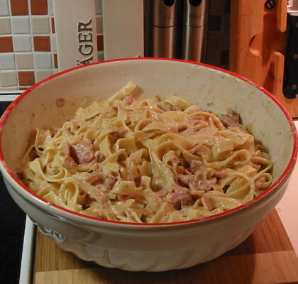 Nojjans falska oemotståndliga spagetti carbonara med massor av vitlök