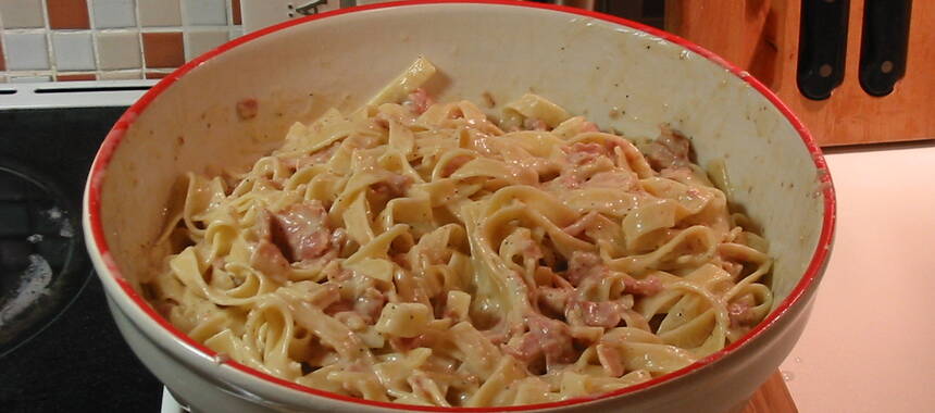 Nojjans falska oemotståndliga spagetti carbonara med massor av vitlök