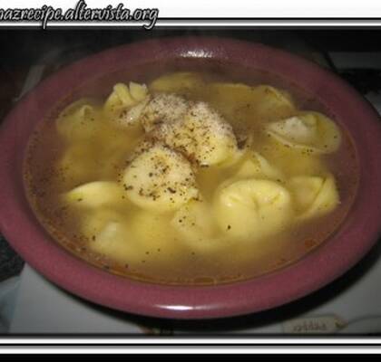 Tortellini in brodo (färsk pasta i het buljong)