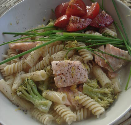 Pasta med broccoli och lax