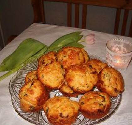 Matmuffins med soltorkade tomater och basilika