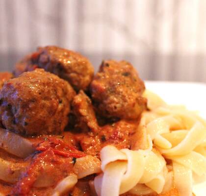 Basilika- och parmesanfrikadeller med het tomatsås