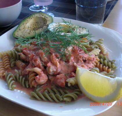 Pasta tricolore med kräftstjärtar