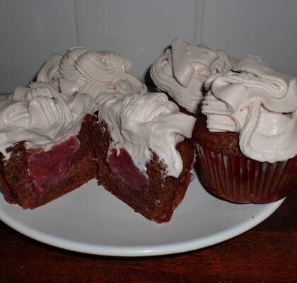 Strawberry curd fyllda chokladcupcakes med strawberry curd frosting