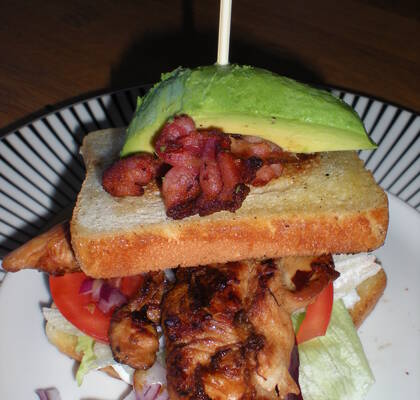 Clubsandwich med bacon och avocado