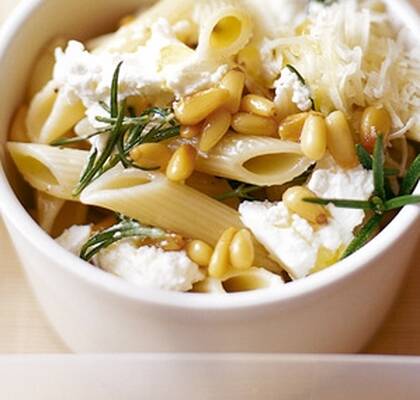 Penne med ricotta, rosmarin & pinjenötter