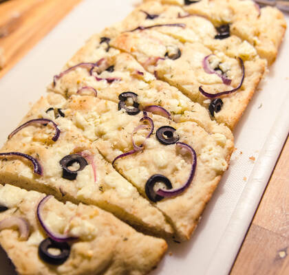 Focaccia med oliver, rödlök och fetaost