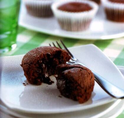 Varma chokladmuffins med inbyggd chokladsås