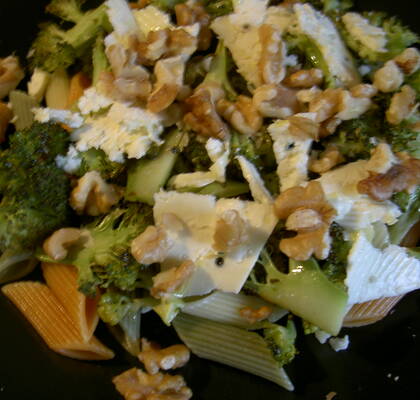 Pasta med rostad broccoli, ädelost och valnötter