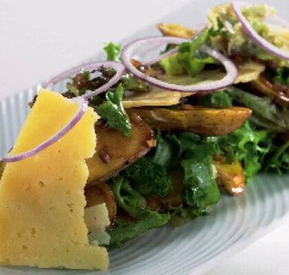 Höstsallad med västerbottenost och rostad mandelpotatis