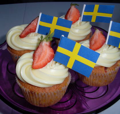 Vit choklad cupcakes med jordgubbar och lemon curd