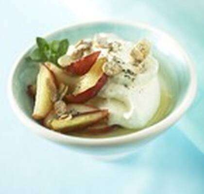 Yoghurtfromage med kardemumma och kanelstekta äppelklyftor