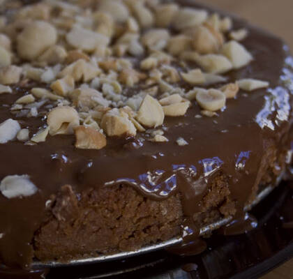 Kladdkaka med nougattäcke och hackade nötter