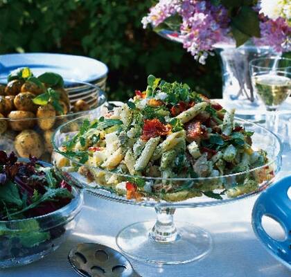 Krämig pastasallad med kyckling och fetaost