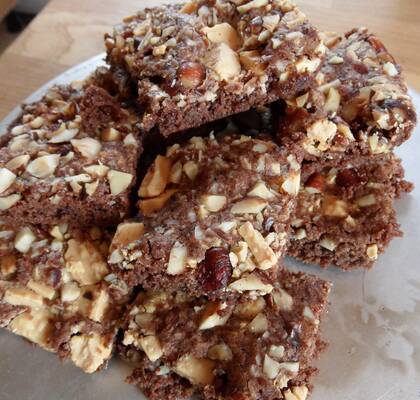 Chokladbitar med hasselnötter och vit choklad