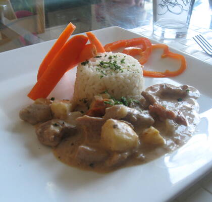 Köttgryta med äpple och soltorkade tomater