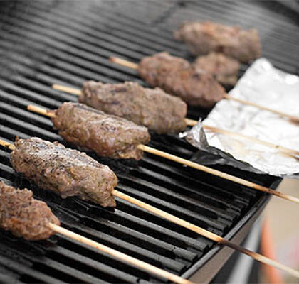 Grillade nötfärsspett med smak av pesto