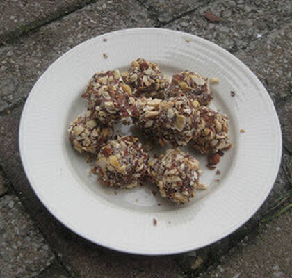 Mjölkchokladtryfflar rullade i rostade hasselnötter