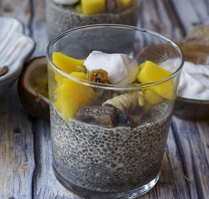 Chiapudding med mango, passionsfrukt, fikon och kokosgrädde