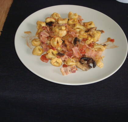 Tortellini med bacon och svamp