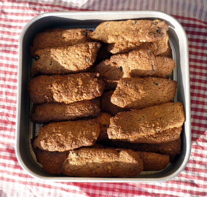 Skorpor med brunost och blåbärsrussin