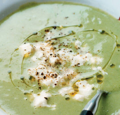 Soppa på vita bönor och broccoli med fetaost