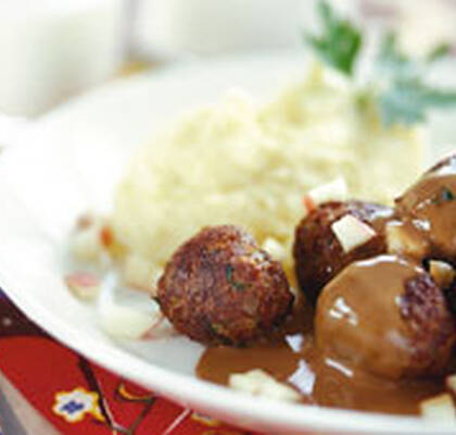 Köttbullar med saltgurka, gräddsås och äppelströssel