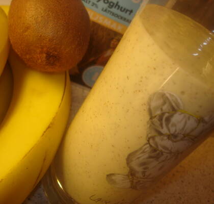 Fruktsmoothie med ananas, kiwi och vattenmelon