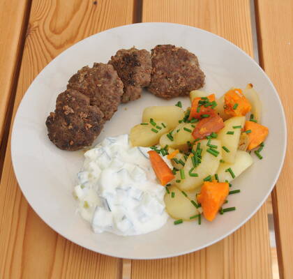 Grekiska färsbiffar med tzatziki och klyftpotatis