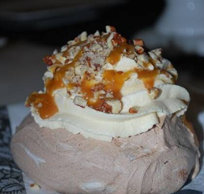 Mini choklad caramel pecan pavlova